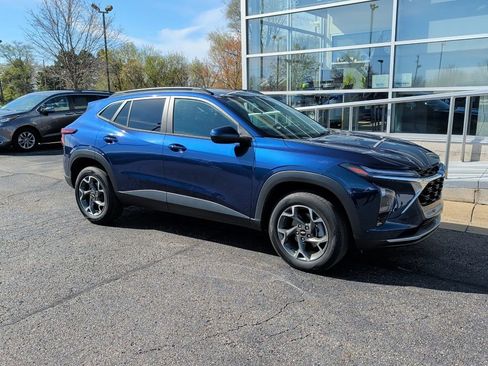 Used 2024 Chevrolet Trax LT w/ Driver Confidence Package FWD image 1