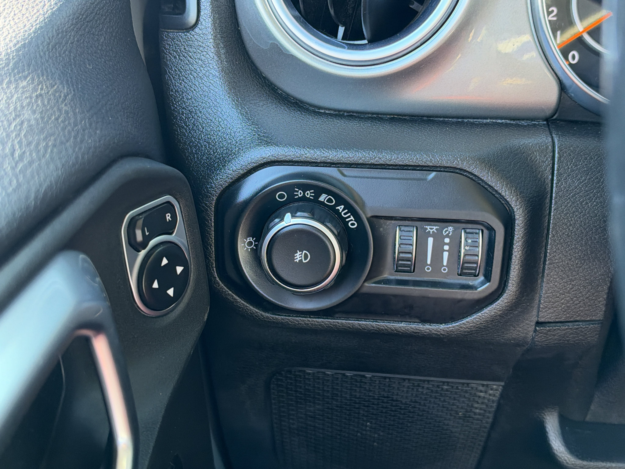 Used 2020 Jeep Wrangler Unlimited Sahara w/ LED Lighting Group AWD/4WD image 25