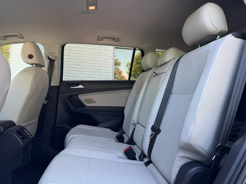 Used 2018 Volkswagen Tiguan SE FWD image 16