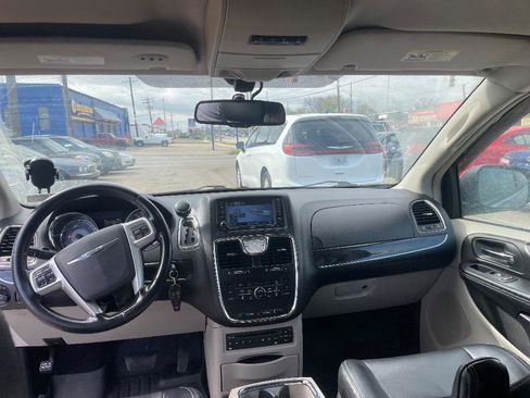 Used 2011 Chrysler Town & Country Touring-L w/ Entertainment Group #2 image 15