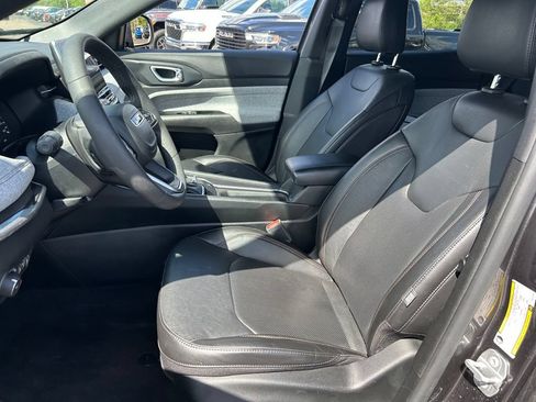 Used 2023 Jeep Compass Latitude AWD/4WD image 22