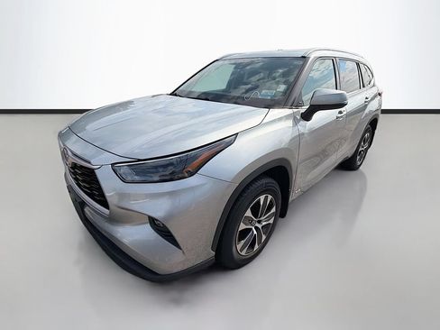 Used 2022 Toyota Highlander XLE AWD/4WD image 5