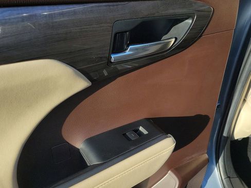 Used 2022 Toyota Highlander Limited image 12