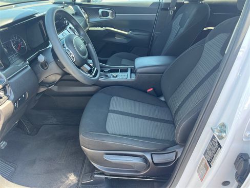 Used 2022 Kia Sorento LX image 9