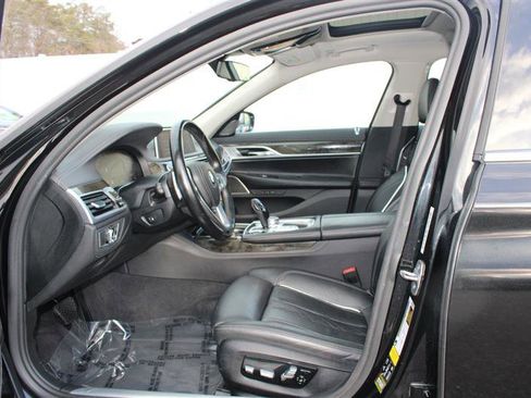 Used 2020 BMW 750i xDrive w/ Cold Weather Package image 8