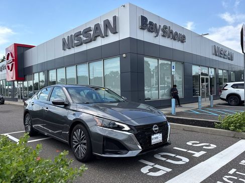 Certified 2025 Nissan Altima 2.5 SV w/ SV Premium Package FWD image 1