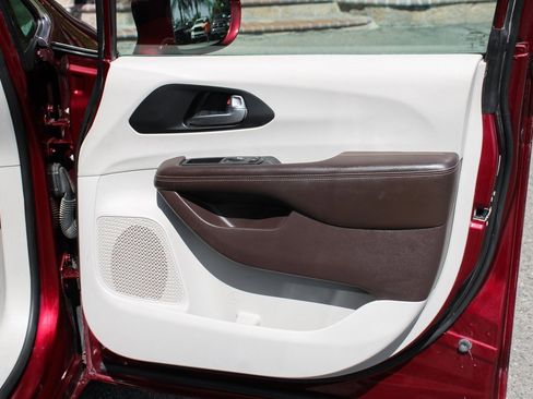 Used 2021 Chrysler Pacifica Touring w/ Uconnect Theater Family Group image 40