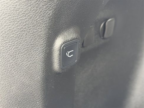 Used 2019 Jeep Cherokee Limited image 35