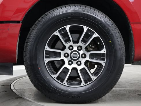 Used 2022 Nissan Titan SV RWD image 11