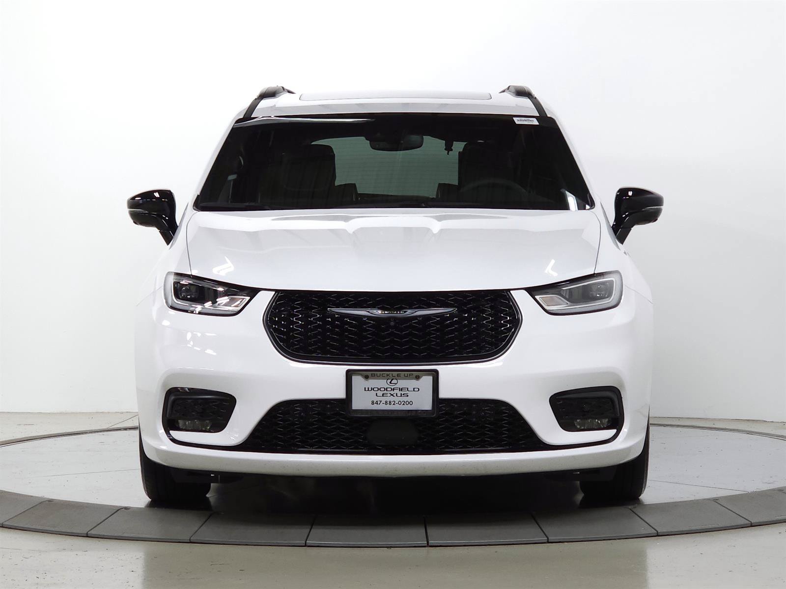 Used 2024 Chrysler Pacifica Premium FWD image 2