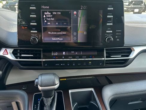 Used 2021 Toyota Sienna XLE w/ XLE Plus Package FWD image 17