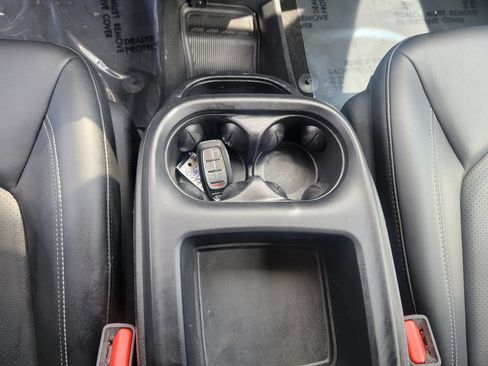 Used 2025 Chrysler Pacifica Select FWD image 23