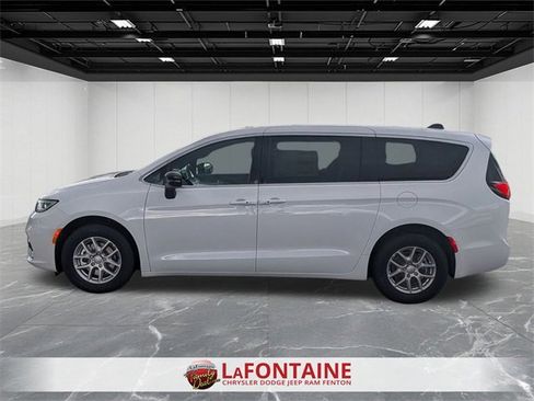 New 2026 Chrysler Pacifica Select image 2