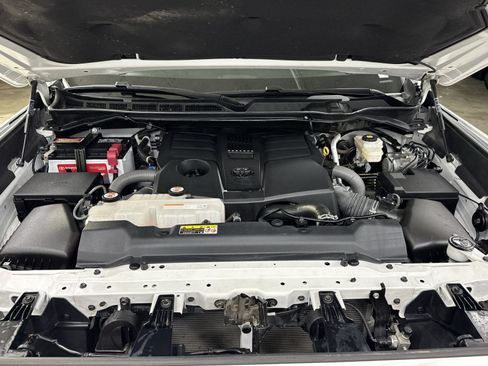 Used 2022 Toyota Tundra SR5 w/ SR5 Convenience Package AWD/4WD image 32