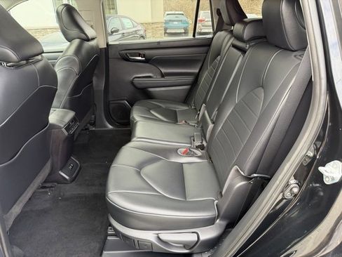 Used 2021 Toyota Highlander XLE image 37