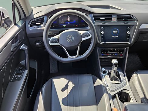 Used 2023 Volkswagen Tiguan SE w/ Panoramic Sunroof Package FWD image 11