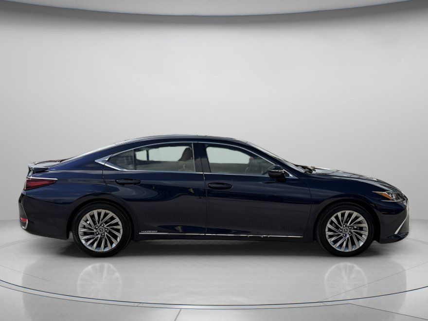 Used 2019 Lexus ES 300h w/ Accessory Package 2 FWD image 2