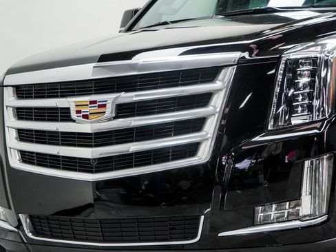 Used 2019 Cadillac Escalade Luxury image 2
