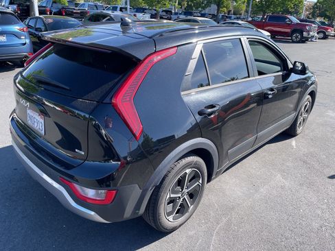 Used 2023 Kia Niro EX image 2