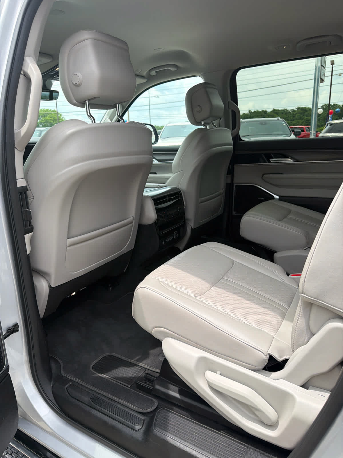 Used 2024 Jeep Wagoneer Series II AWD/4WD image 12