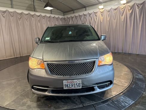 Used 2016 Chrysler Town & Country Touring-L w/ Driver Convenience Group image 2