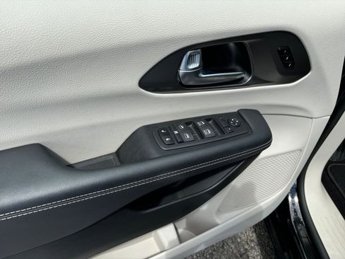 Used 2024 Chrysler Pacifica Touring-L image 21