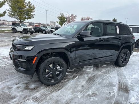 New 2025 Jeep Grand Cherokee Limited w/ Black Appearance Package AWD/4WD image 15