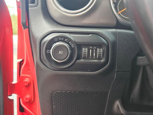 Used 2020 Jeep Wrangler Unlimited Sahara AWD/4WD image 20