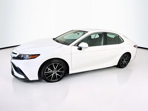 Used 2024 Toyota Camry SE FWD image 4