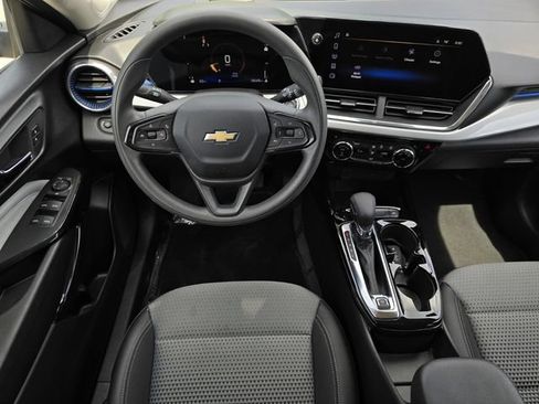 Used 2025 Chevrolet Trax LT FWD image 13