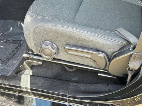 Used 2025 Jeep Wrangler Sahara image 19