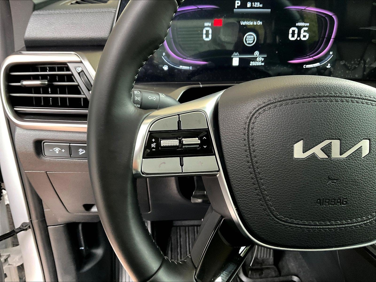 Used 2025 Kia Telluride LX FWD image 11