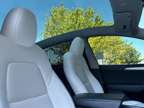 Used 2024 Tesla Model Y Long Range AWD/4WD image 18