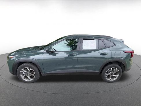 Used 2025 Chevrolet Trax LT w/ LT Convenience Package FWD image 8