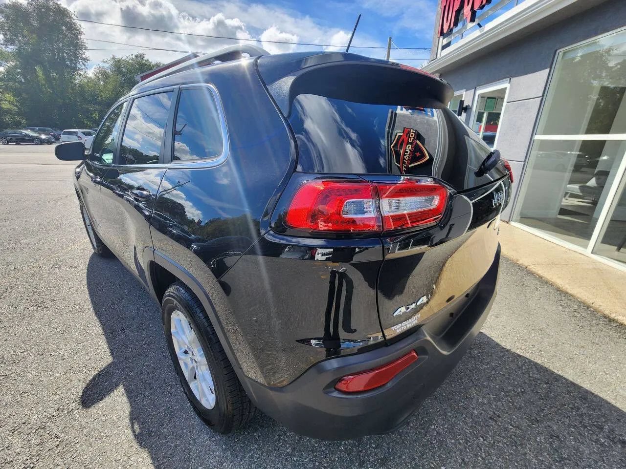 Used 2017 Jeep Cherokee Latitude w/ Cold Weather Group AWD/4WD image 7