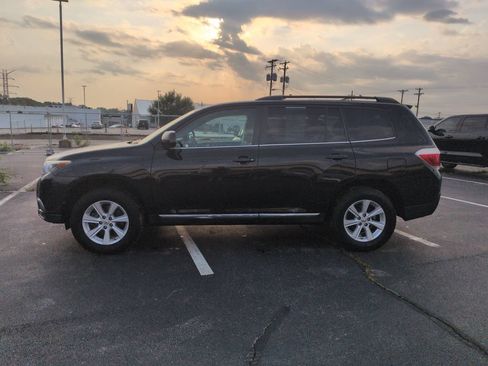 Used 2011 Toyota Highlander SE w/ Tow Pkg FWD image 3