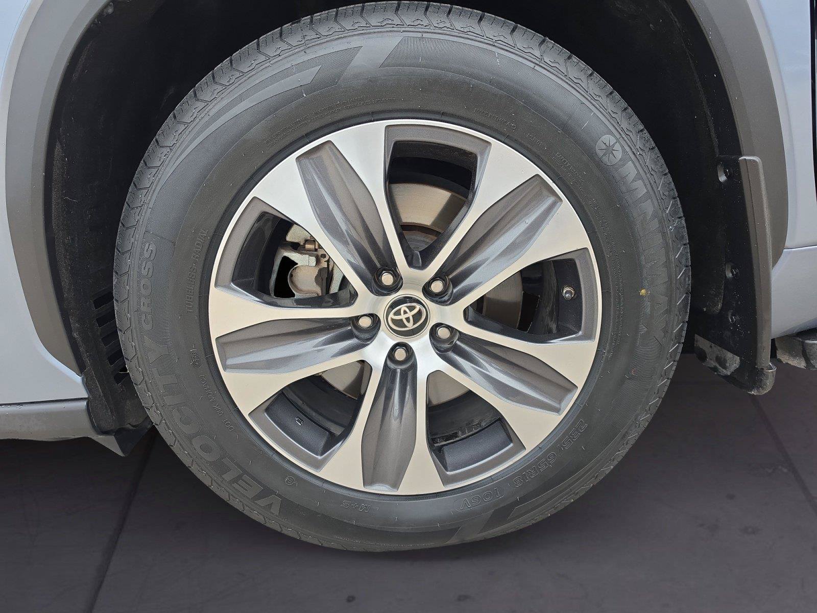 Used 2022 Toyota Highlander XLE AWD/4WD image 14
