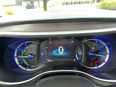 Certified 2023 Chrysler Pacifica Touring-L FWD image 35