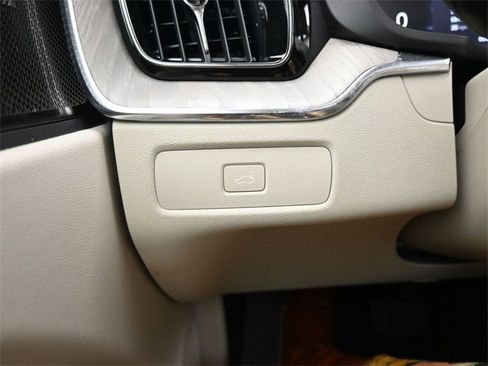 Used 2023 Volvo XC60 B5 Ultimate w/ Climate Package image 29