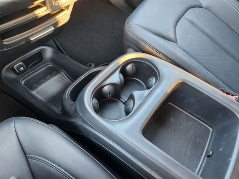 Used 2025 Chrysler Pacifica Select image 21