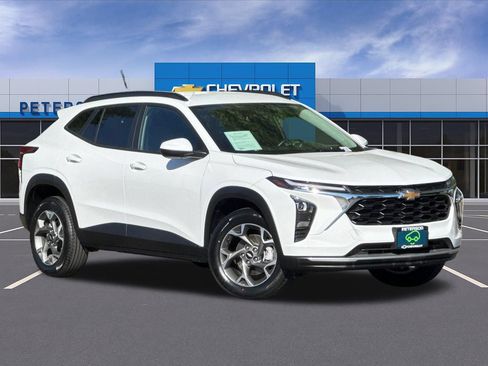 Certified 2025 Chevrolet Trax LT w/ LT Convenience Package FWD image 2