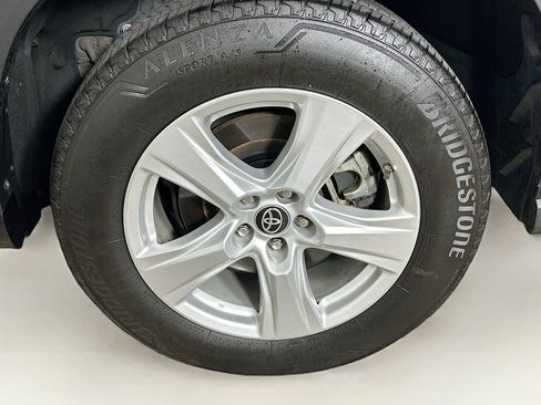 Used 2022 Toyota Highlander LE FWD image 11