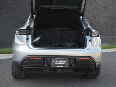 Certified 2025 Porsche Macan 4 Electric image 39