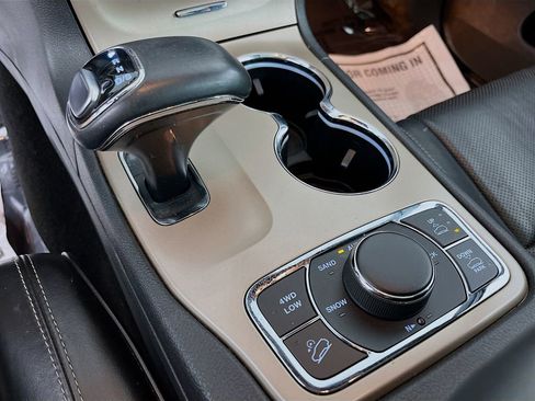 Used 2015 Jeep Grand Cherokee Overland AWD/4WD image 24