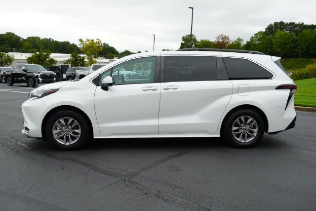 Used 2024 Toyota Sienna XLE FWD image 4