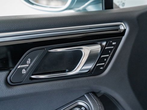 Used 2025 Porsche Macan image 13