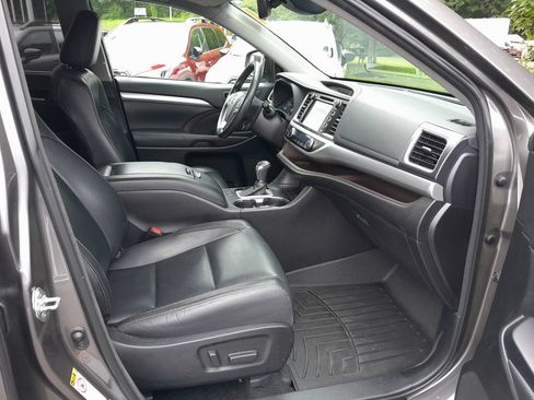 Used 2017 Toyota Highlander XLE AWD/4WD image 47