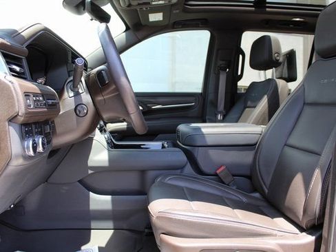 Used 2024 GMC Yukon Denali w/ Advanced Technology Package AWD/4WD image 11