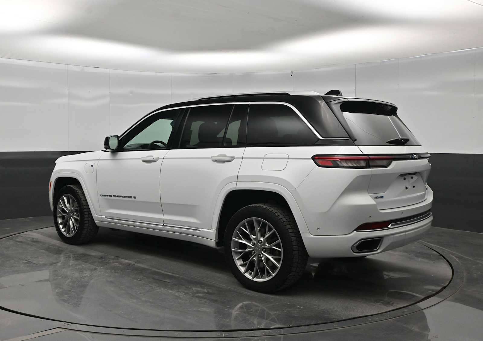 Used 2022 Jeep Grand Cherokee Summit w/ Advanced Protech Group IV AWD/4WD image 5