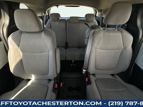 Used 2025 Toyota Sienna LE FWD image 26